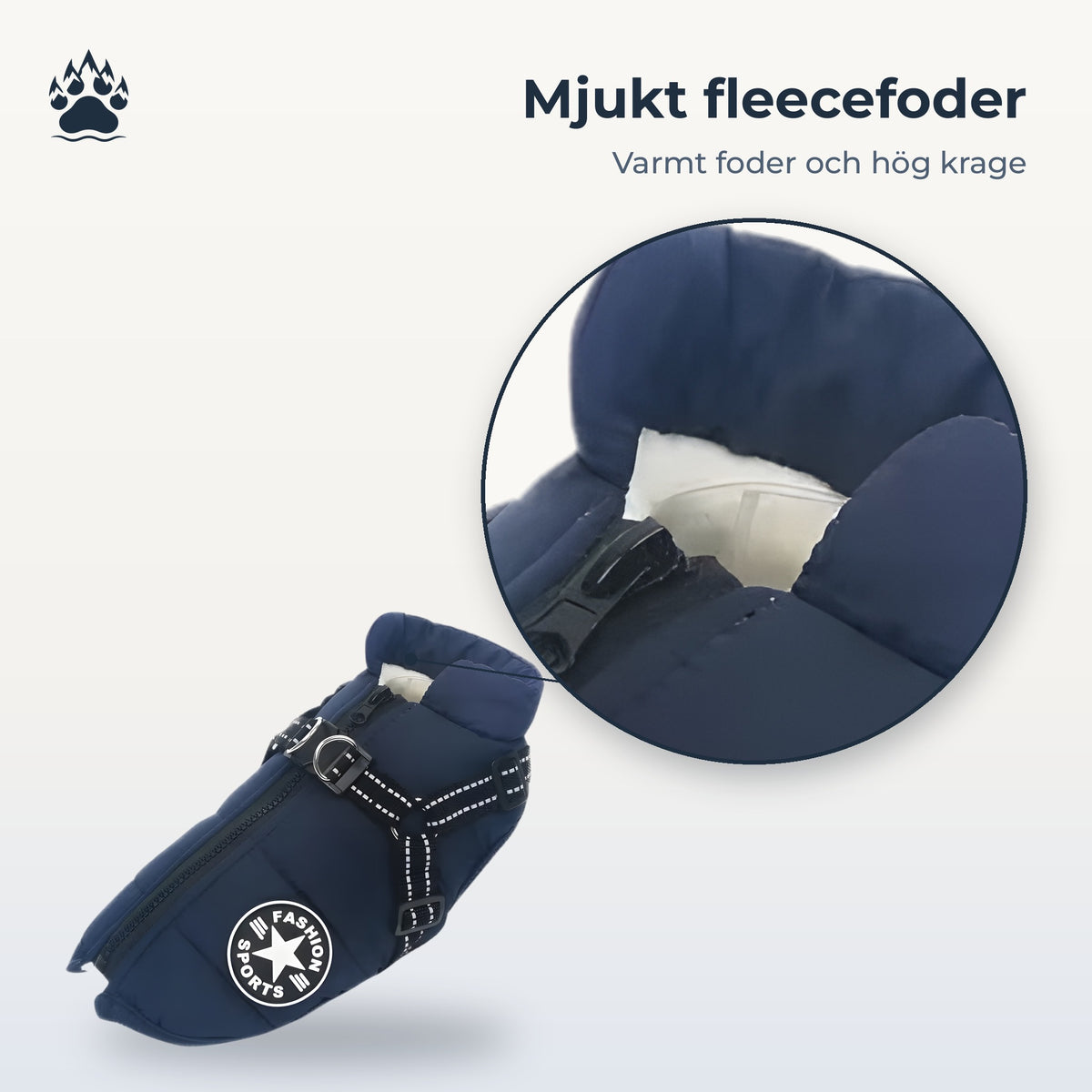 Marinblått hundtäcke med förstoring av den höga kragen, där det ljusa, mjuka fleecefodret syns på insidan.